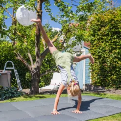 SUMMER FUN Bodenschutzmatten, Grau, 500x500x8mm (8 Stück Im Set = 2qm) 9 SUMMER FUN Bodenschutzmatten, Grau, 500x500x8mm (8 Stück Im Set = 2qm) -Pool Welt Verkaufe Bodenschutzmatte grau stibi anwendundsvariante1