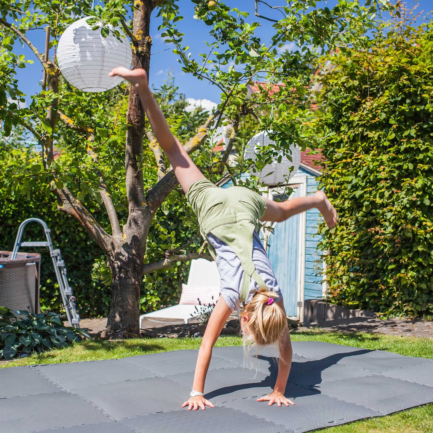 SUMMER FUN Bodenschutzmatten, Grau, 500x500x8mm (8 Stück Im Set = 2qm) 5 SUMMER FUN Bodenschutzmatten, Grau, 500x500x8mm (8 Stück Im Set = 2qm) – Bild 5